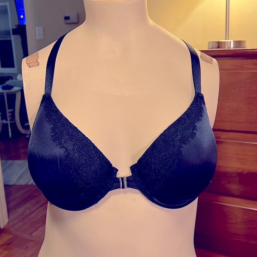 New with tags lightly padded Razorback front closure dark blue 40 C